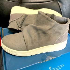 Like NEW Dr.Scholls size 9 Suede booty/sneaker hybrid-MINT condition